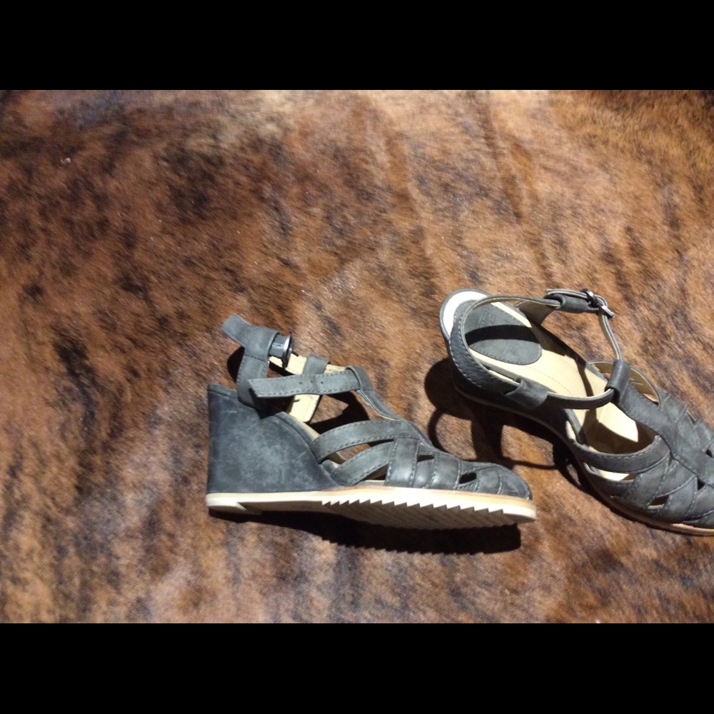 Shoes - Picture 2 of 4